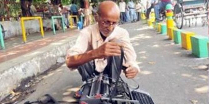 Kakek Tukang Ketik Manual di India Diusir Satpol, Bikin Warga Simpati