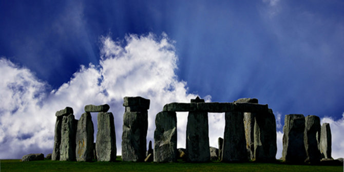 Pria Ini Rela Membeli Stone Henge Untuk Istrinya