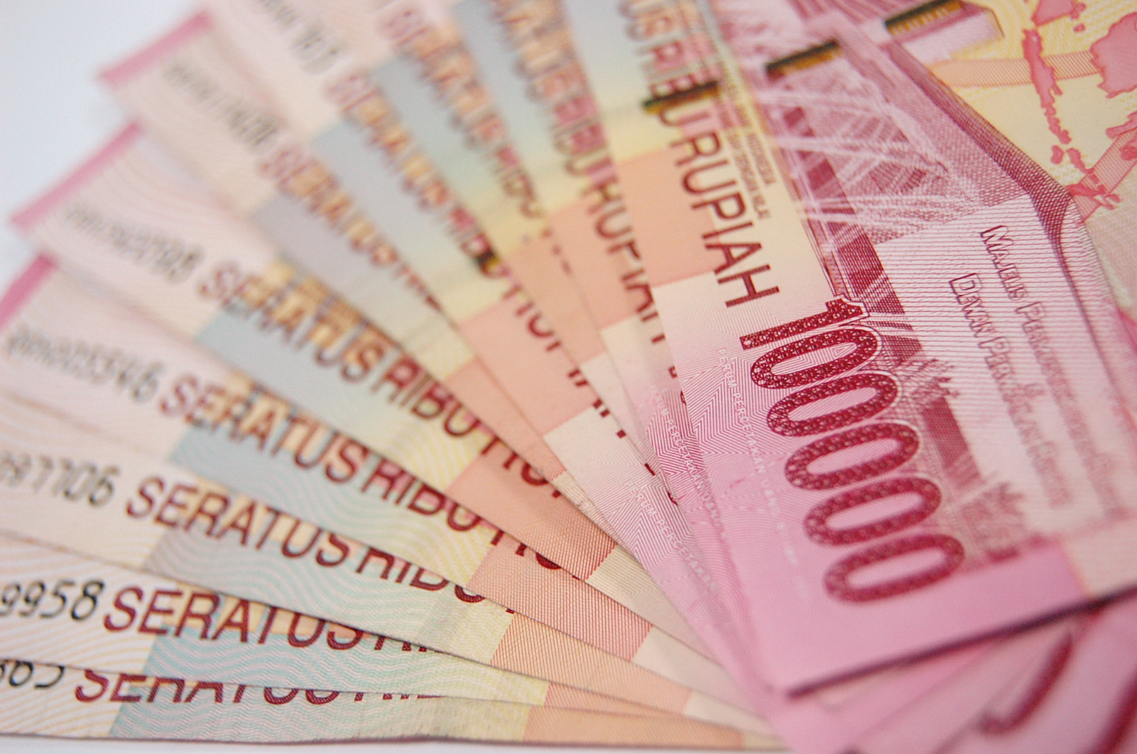 Menko Ungkap Rupiah Melemah Karena RI Tak Berdaya Saing
