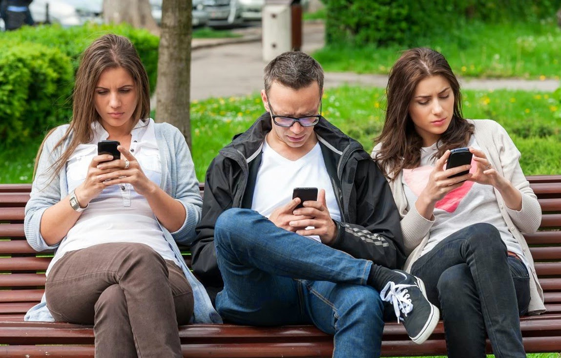 Terlalu Sering Bermain Gadget? Hati-hati Bahaya Penyakit Cyber Sickness