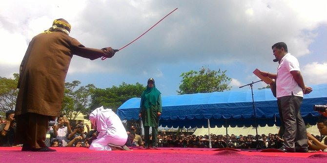 Berjudi Hingga Pacaran, 18 Orang Dihukum Cambuk Di Banda Aceh