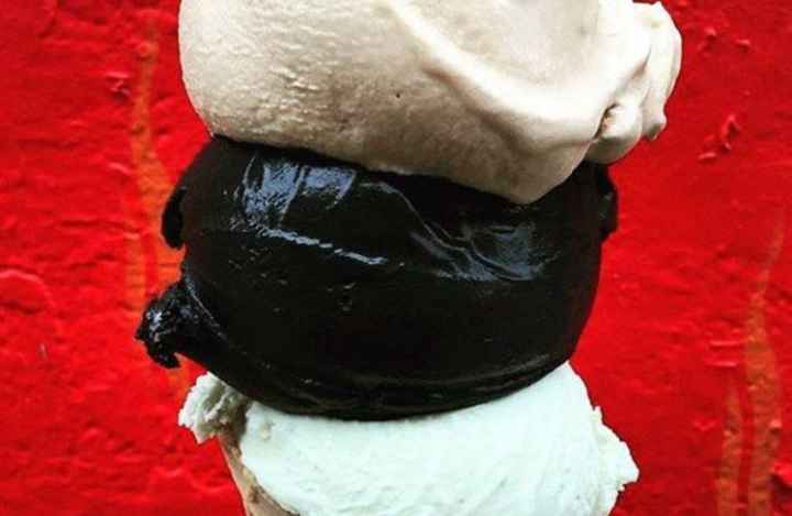 Baru,Es Cream Hitam Dari Arang Batok Kelapa