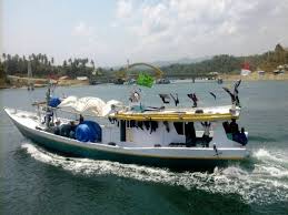 Warga Tambelan Terpaksa Mudik Pakai Kapal Ikan