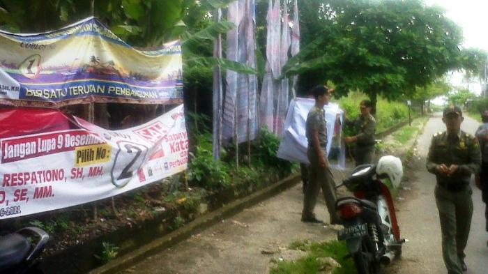 Merusak Keindahan, BP2T Tertibkan Puluhan Spanduk di Tanjung Pinang