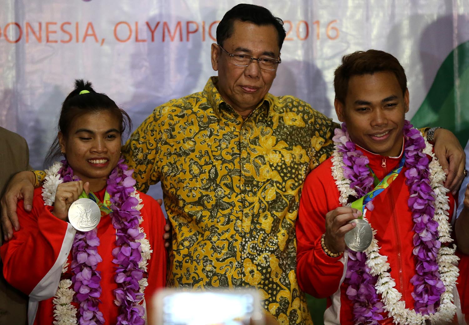 Tiba Di Indonesia, Dua Peraih Medali Perak Disambut Kalungan Bunga