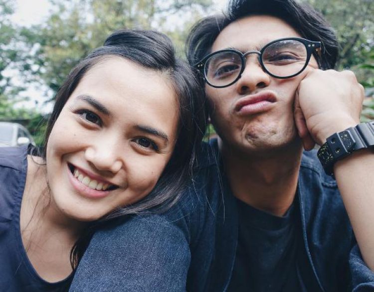 Cemburu Gak Sih Istri Ricky Harun Lihat Suaminya Beradegan Mesra dengan Cewek?