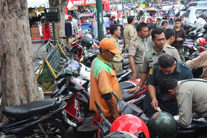 Sempat Menolak, Jukir Nakal di Diamankan petugas