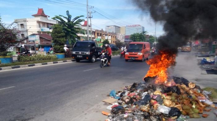 Sampah Menumpuk, Warga Bakar Sampah di Pinggir Jalan