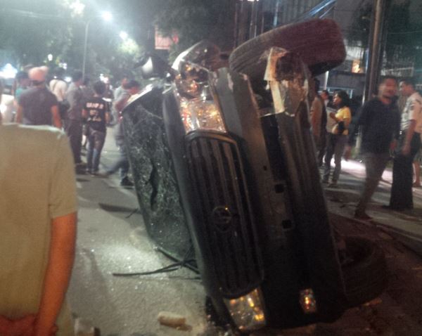 Mobil PikapTabrak Lampu Jalan