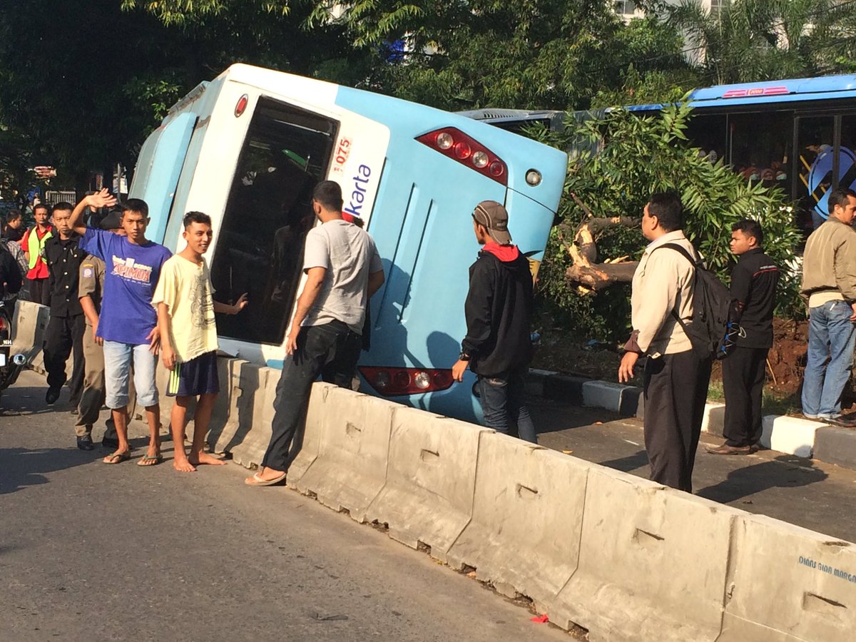 Bus Transjakarta Tabrak Pedagang