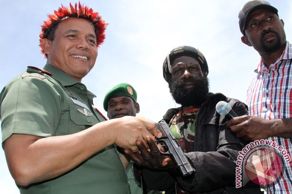 OPM serahkan lima senjata api dan gabung NKRI
