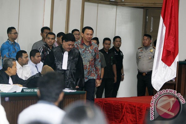 Mempermasalahkan ahli yang diajukan JPU
