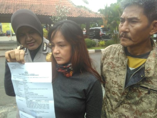 PAKAI KACAMATA TUTUPI LEBAM AKIBAT DIPUKUL