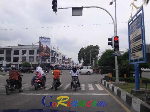 Pengemudi Sepeda Motor di Dumai Suka Berhenti Pada Zebra Cross