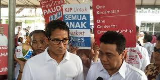 Sandiaga Datang ke TPS Ditemani Keluarganya