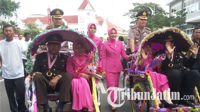 Kapolrestabes Surabaya Kombes Iqbal Mengayuh Becak