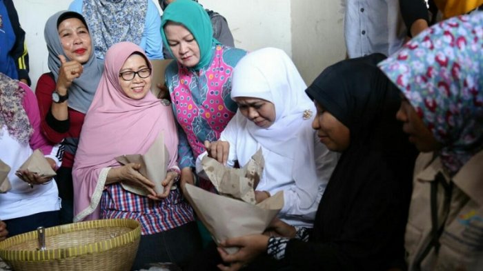 Khofifah Pilih Datangi Korban Banjir NTB