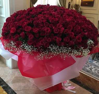 Liliana Tanoesoedibjo Dikirimi Bouquet Mawar Raksasa dari Putri Tercinta di Hari Valentine