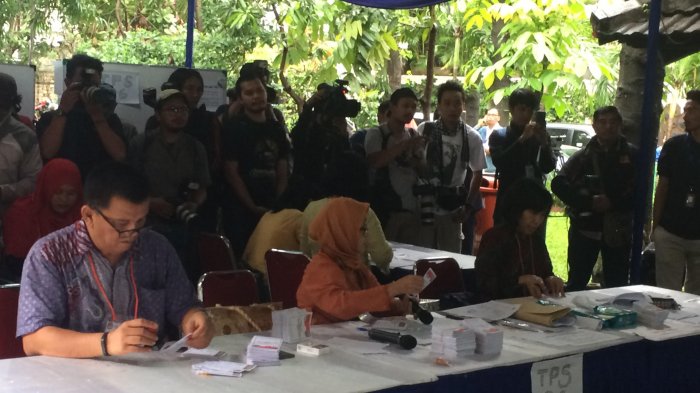 Ramai-ramai Tonton TPS Tempat Agus Yudhoyono dan Annisa Pohan Nyoblos