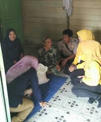 Anggota Polisi Kumpulkan Rp1.000 untuk Nenek Manisa