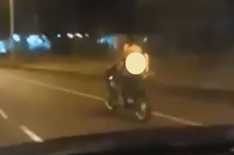 Pasangan di Paraguay Indehoy Sambil Melaju di Atas Motor