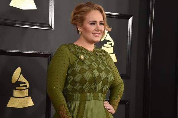 BUTUH 1.600 JAM UNTUK BIKIN GAUN ADELE SAAT TAMPIL DI GRAMMY