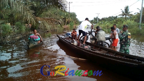 Belasan Keluarga Mengungsi Hindari Banjir Luapan Sungai