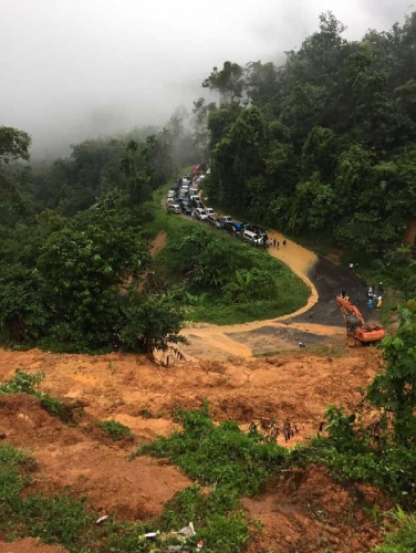 Jalur Lintas Riau-Sumbar Putus Akibat Banjir dan Longsor