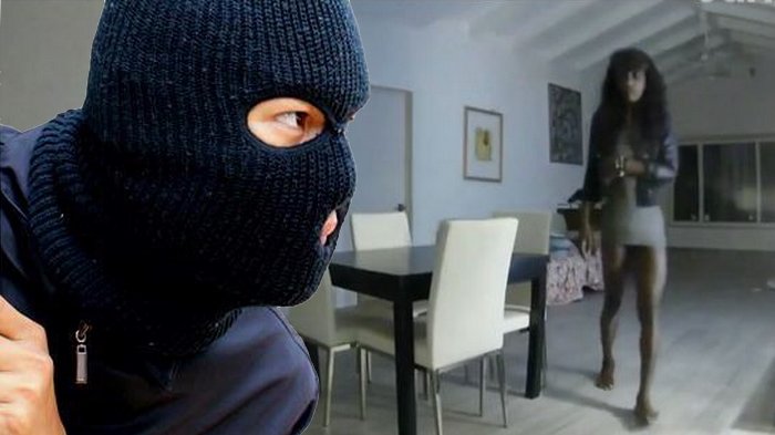 Pencuri Ini Santai Ambil Barang Meski Pemilik Rumah Tertidur di Sofa