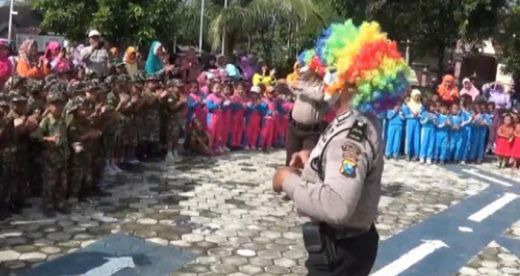 Pak Polisi Ini Rela Jadi Badut yang Lucu,Demi Menghibur Anak-anak