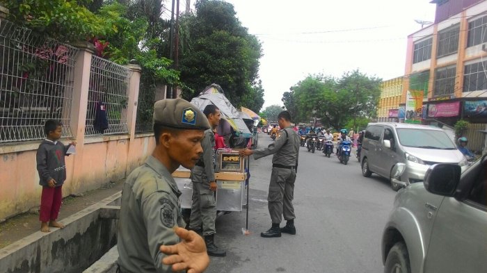 Satpol PP Razia PKL di Sekitar Sekolah Rabu, 15 Maret 2017 11:03