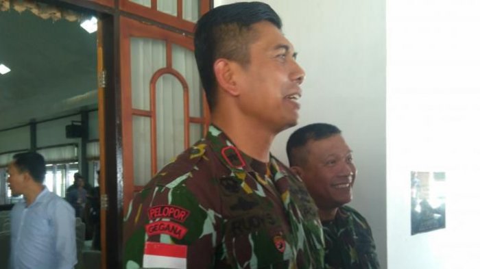 Barok Cs Lawan Brimob Pakai Senjata Brimob