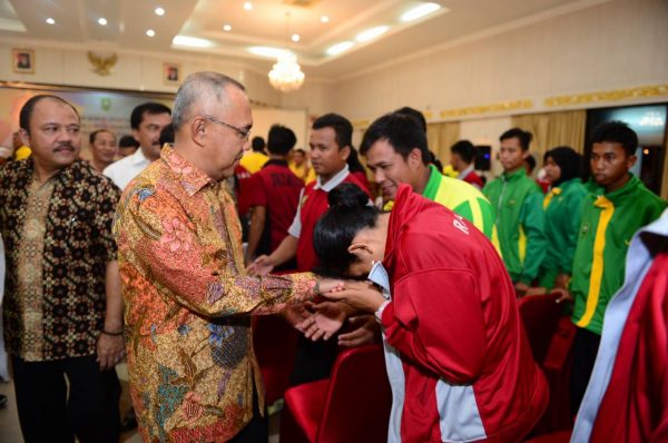 Gubernur Riau Beri Bonus Kepada Atlet Berprestasi