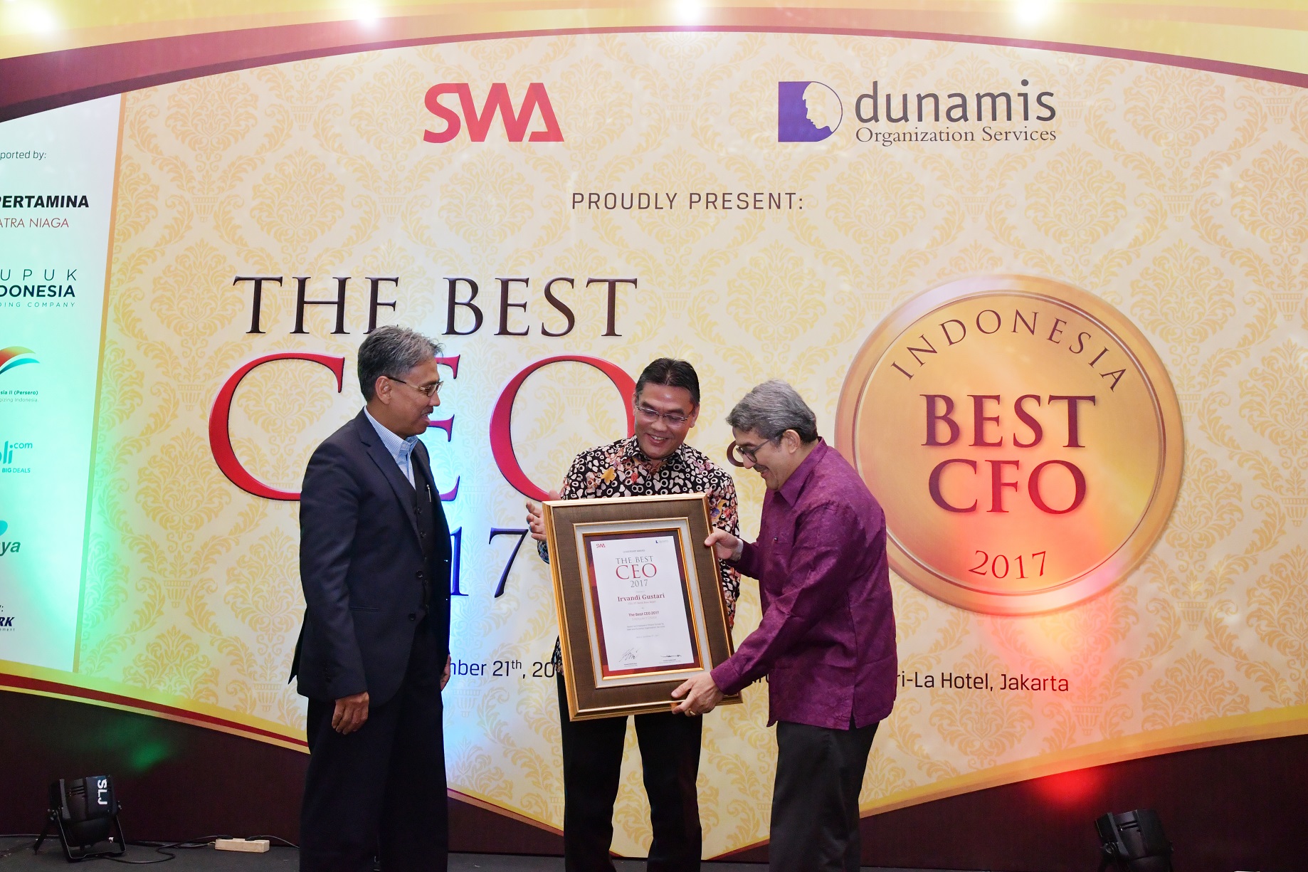 Giliran Dirut Bank Riau Kepri Dinobatkan Sebagai The Best CEO 2017 Versi SWA