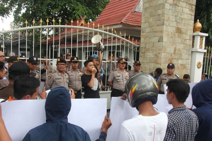 Dilaporkan Ada Demo, Aparat Kepolisian Mulai Berjaga di Kantor DPRD Riau