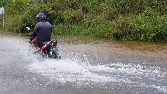 Hujan Mengguyur Bintan Sejak Pagi, Jalanan di Toapaya Ini Berubah Mirip Kolam