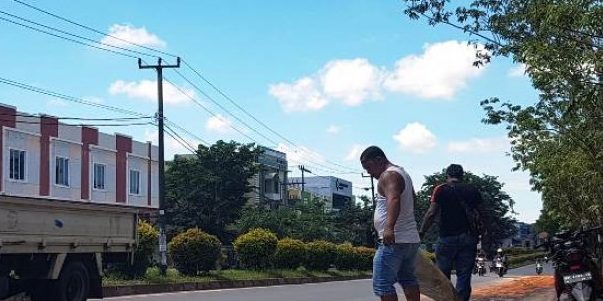 Solar Tumpah di Batuaji Sebabkan Pengendara Sepeda Motor Berjatuhan