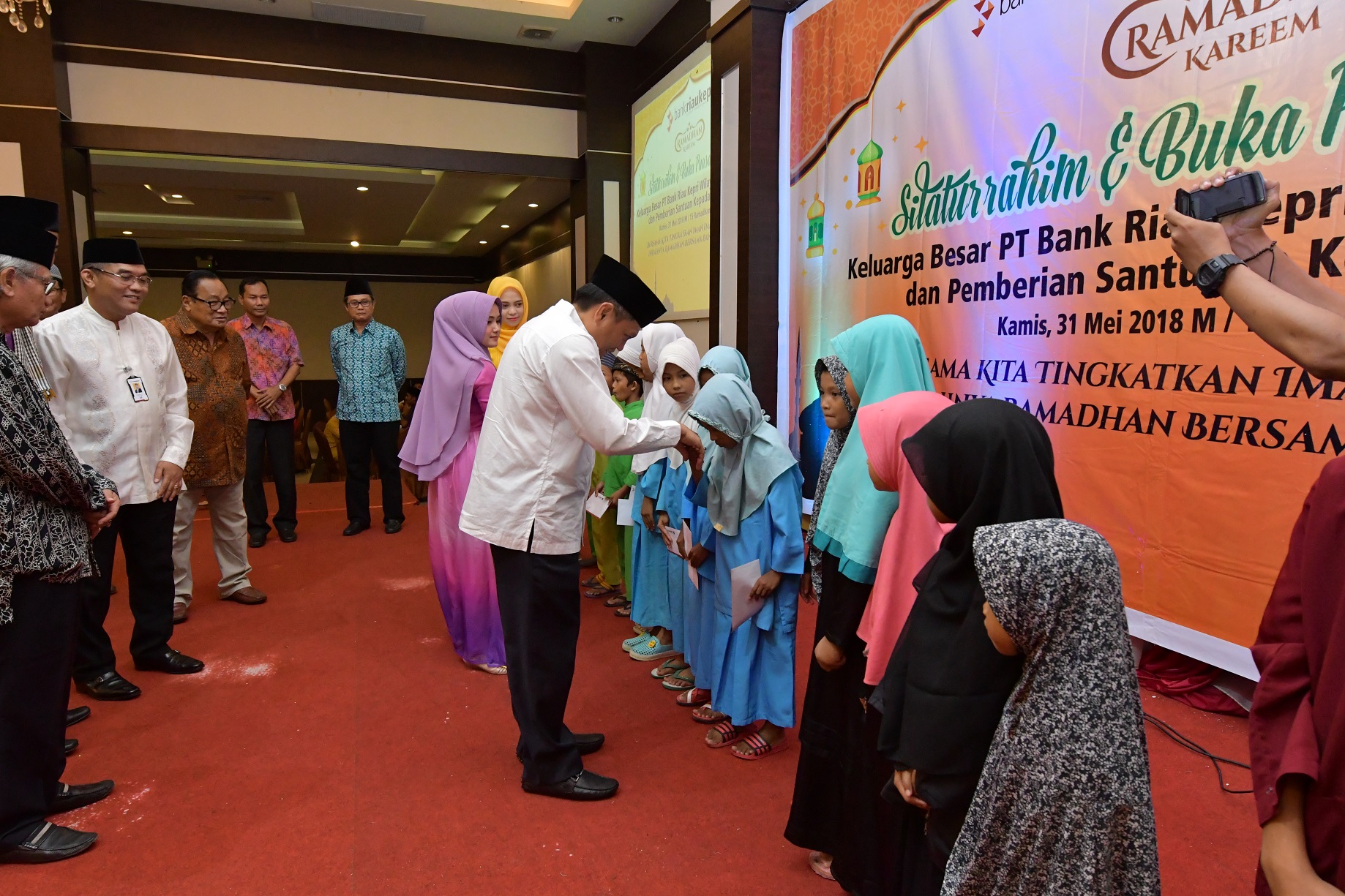Santuni 512 Anak Yatim, Manajemen Bank Riau Kepri Gelar Buka Bersama Keluarga Besar di Wilayah Kepri