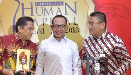 Menaker RI Serahkan Award IHCA IV 2018 Untuk Duo Irvandi