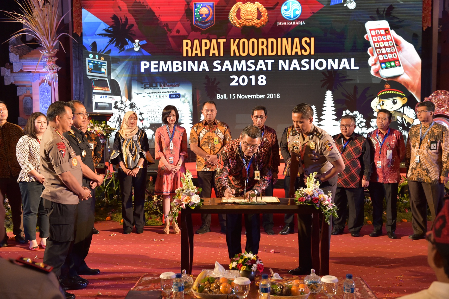 Plt Gubri Bersama Dirut Bank Riau Kepri Teken MoU Samsat Nasional