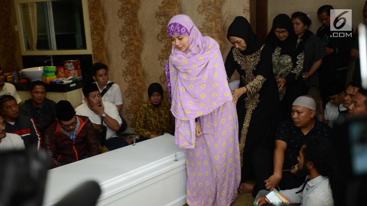 Gitaris Grup Band Seventeen Juliana Muhtar menangis menerima kedatangan jenazah suaminya