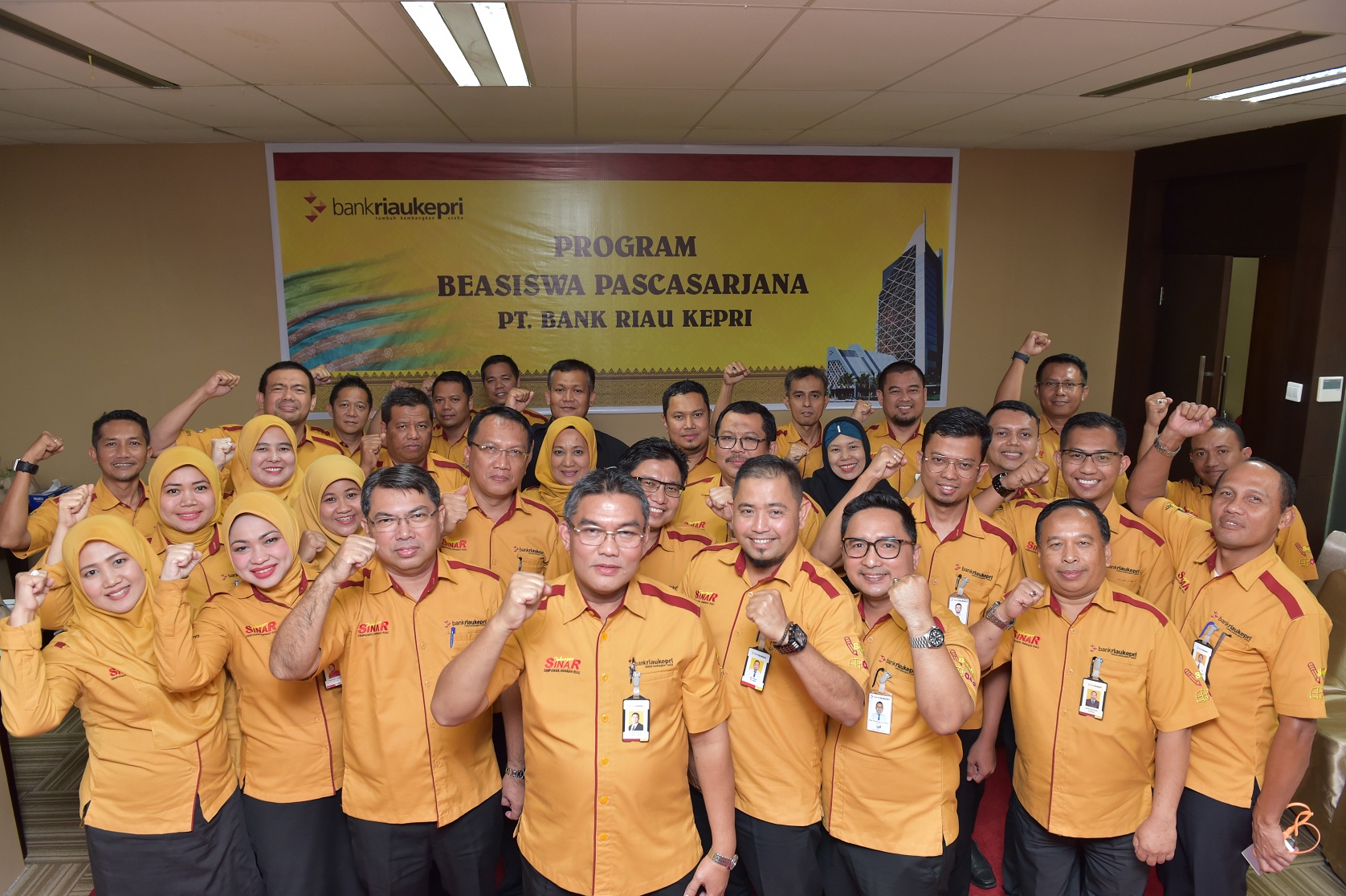 Tingkatkan Kualitas SDM, Bank Riau Kepri Berikan Beasiswa S2 Untuk Sembilan Pegawainya