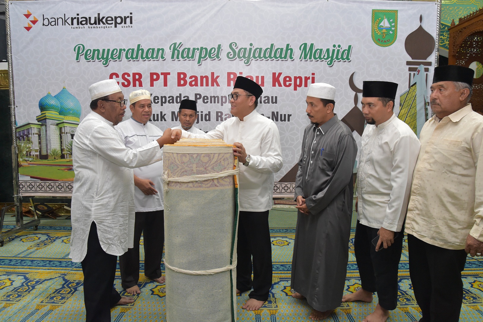 Mesjid Raya Annur Provinsi Riau Terima 2.500 M2 Karpet Sajadah CSR Bank Riau Kepri