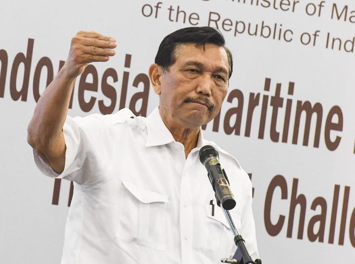 Luhut Bakal Kejar Kapal-kapal Pembuang Limbah di Laut