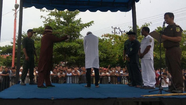 Ketangkap Mesum, Oknum Dokter di Aceh Dicambuk