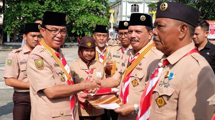 Sekda Inhil Terima Lencana Melati Pramuka