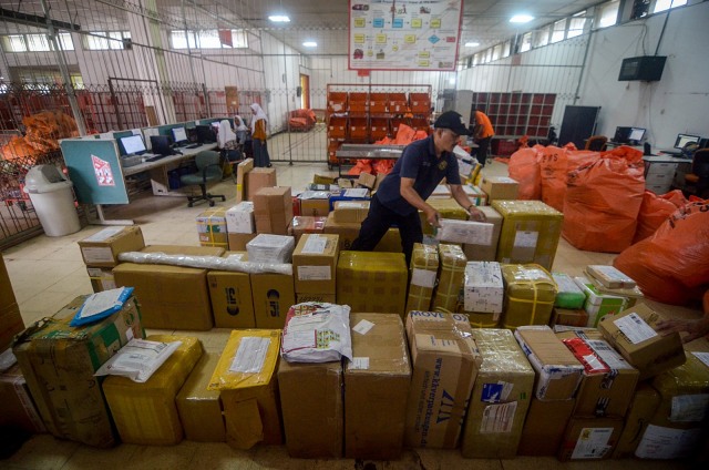Bayar Pajak Mahal, Pengiriman Barang ke Luar Batam Lewat Pos Indonesia Anjlok