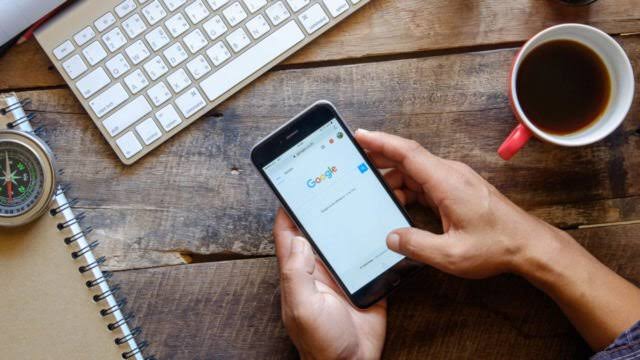 Bersihkan Layar Ponsel yang Kotor Dengan Ini