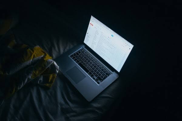 Sering Bepergian? Ini Tips Menghemat Baterai Laptop Agar Kuat Tahan Lama