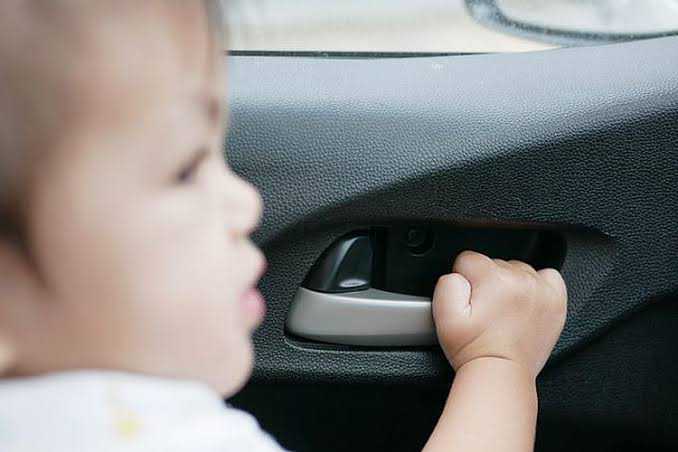 Ini Bahayanya Meninggalkan Anak Sendirian di Mobil